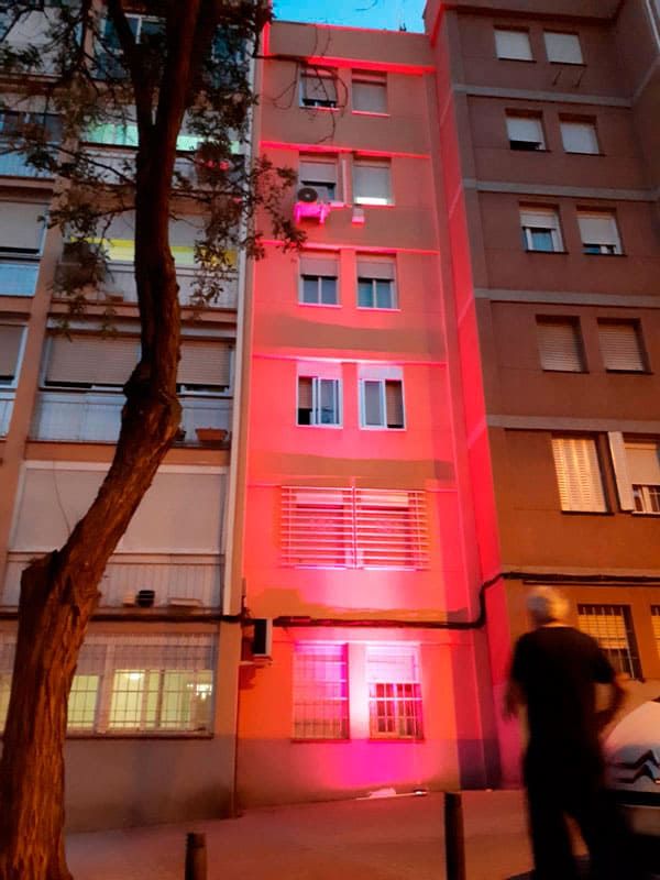 Electricidad Elías Muñoz edificio iluminado de rosado