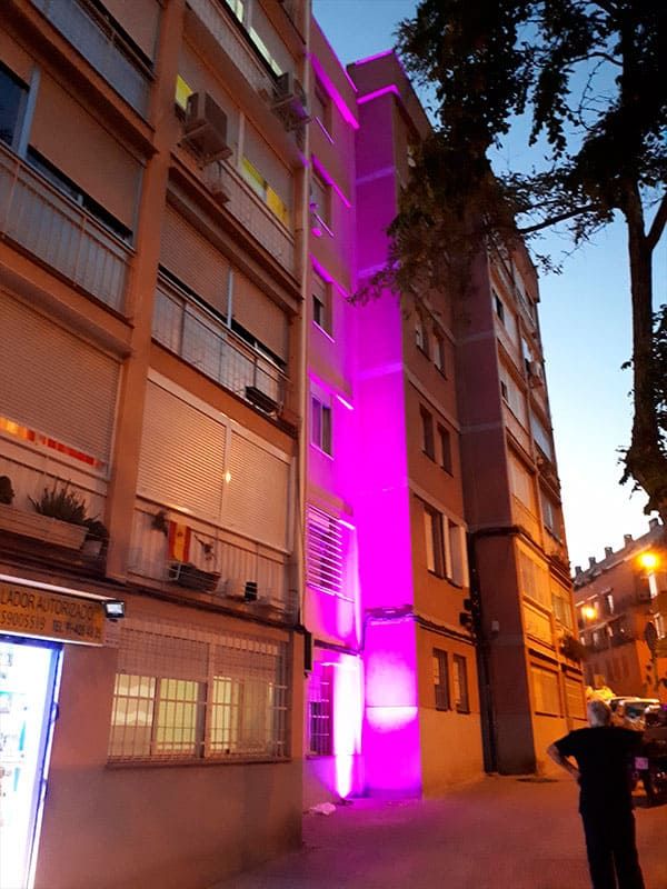 Electricidad Elías Muñoz edificio iluminado de fucsia