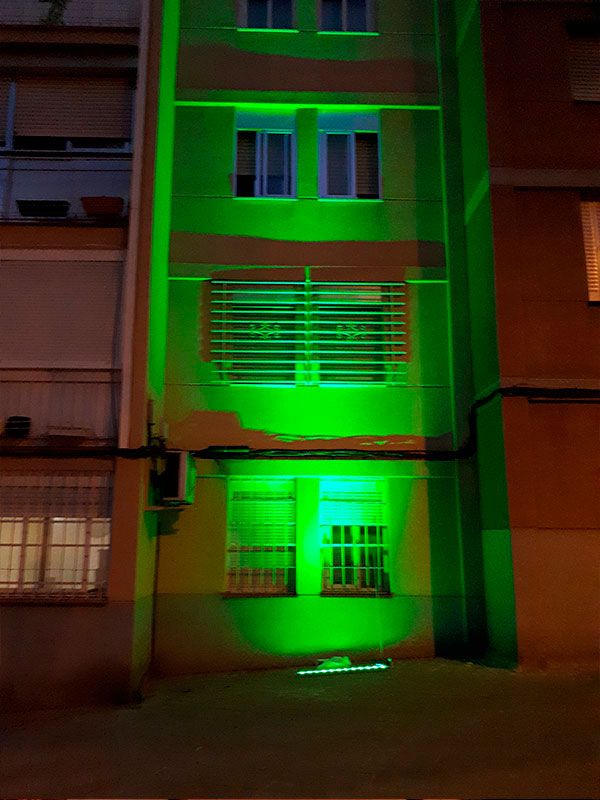 Electricidad Elías Muñoz edificio iluminado de verde