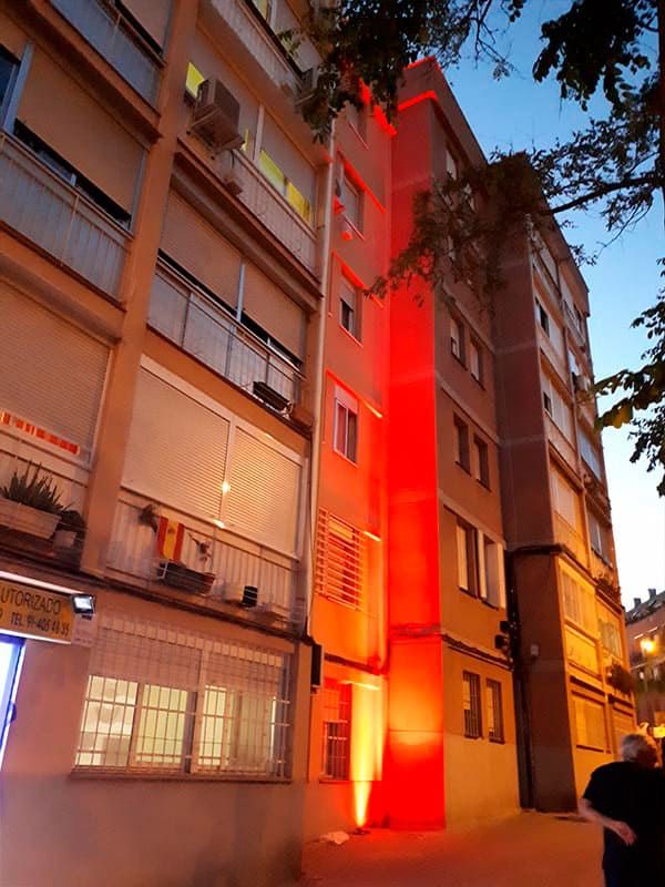 Electricidad Elías Muñoz edificio iluminado de rojo